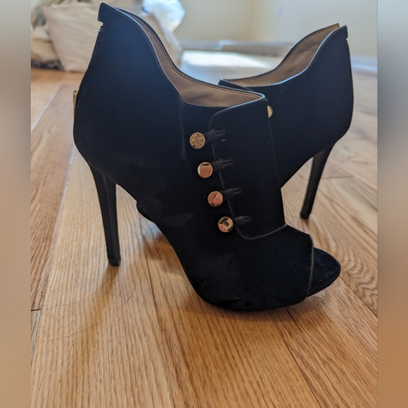 Guess 4 inch black and gold heels - Picture 7 of 7